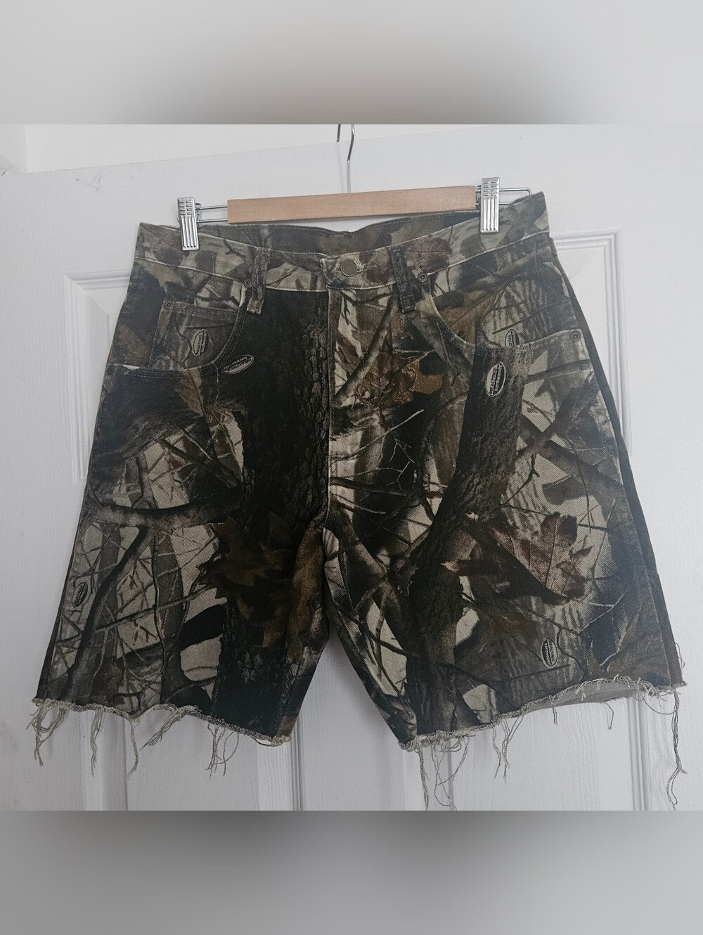 Men's Camouflage Cargo Shorts. Size 32. 100% Cotton.
